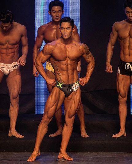 网红肌肉男吃瓜,趣味横生瞬间引爆网络